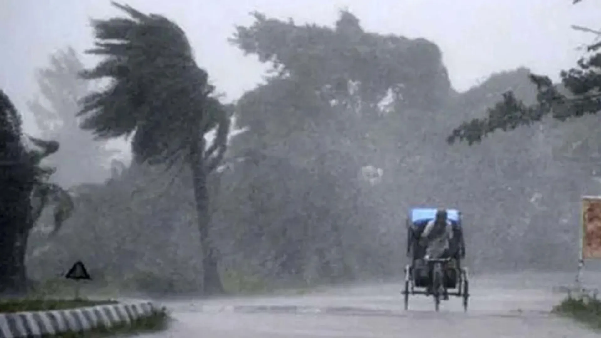 লঘুচাপের শঙ্কা, ৬০ কিমি বেগে ঝড় যেসব এলাকায়